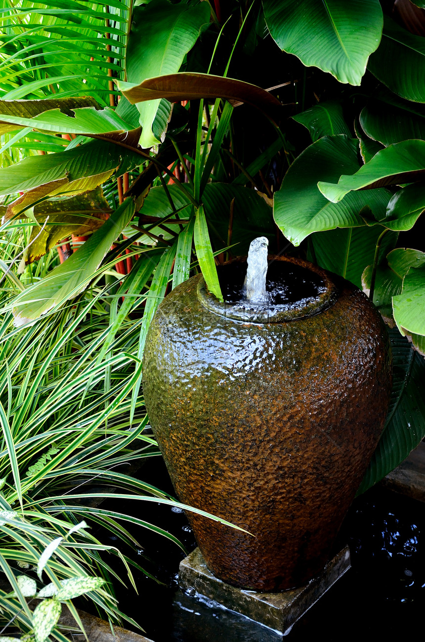 土陶器中的喷泉艺术岩石叶子园艺房子花园公园植物古董旅行图片