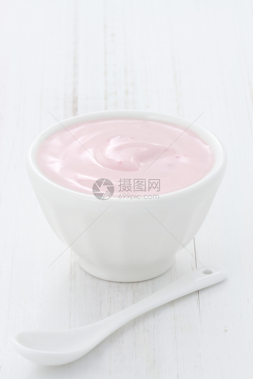 新鲜草莓酸奶甜点奶昔酸奶营养杯子牛奶霜冻勺子冰冻宏观图片