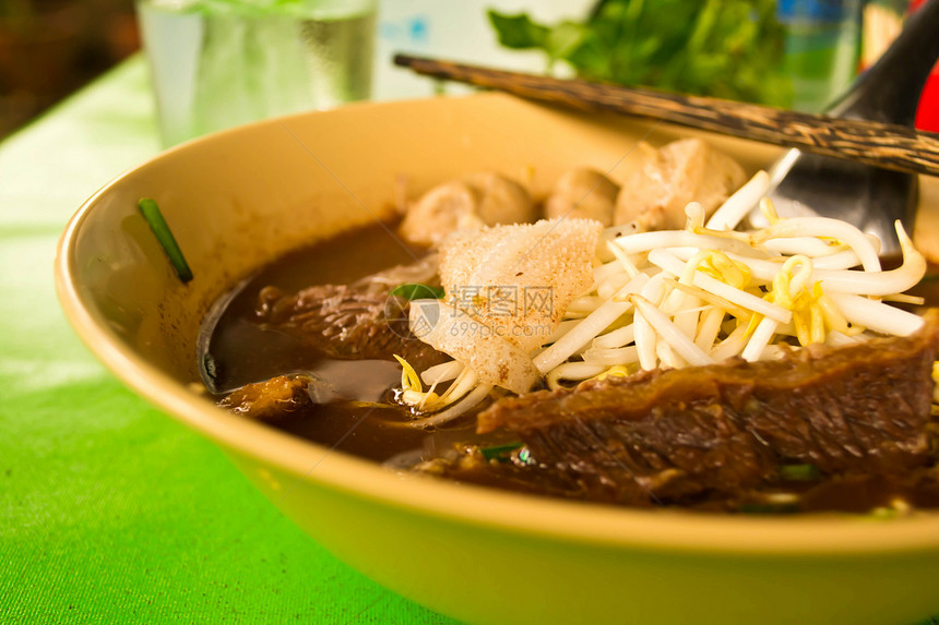 泰国面条美食油炸洋葱美味餐厅木头食物午餐生活蔬菜图片