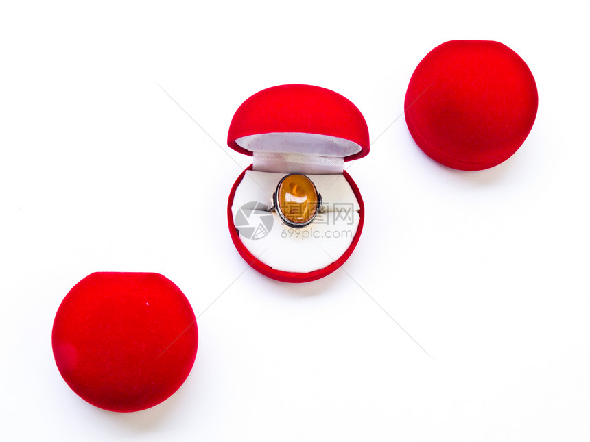 白背景孤立的圆圆圆红首饰箱宝石女性订婚新娘婚礼奢华戒指珠宝展示钻石图片
