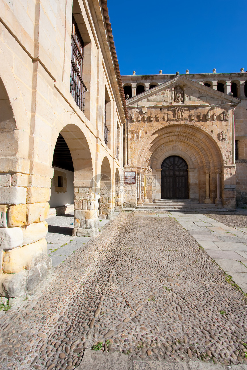 坎塔布里 Cantabri的圣朱利安娜合校教堂石头旅游宗教城市晴天历史历史性教会建筑国家图片