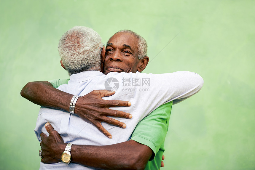老朋友 两个非洲高级美国人聚会和拥抱的老朋友兄弟男性友谊快乐乐趣幸福会议家庭男人朋友们图片