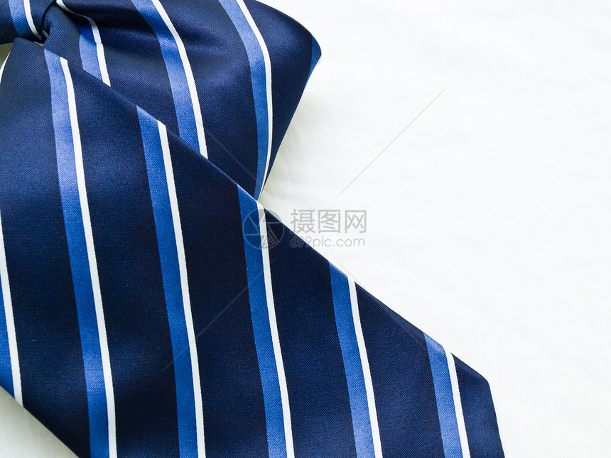 近身穿条纹蓝色和白色领带 在白背面隔离图片
