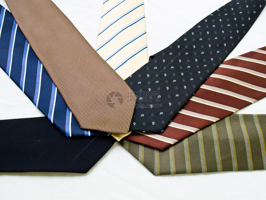 白色背景上孤立的多彩连结棕色丝绸衣服男性领带蓝色领结服装男人商业图片