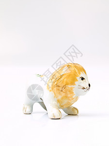 白色背景上孤立的陶瓷狮子娃娃艺术十二生肖雕像手工业手工雕塑制品文化姿势玩具背景图片