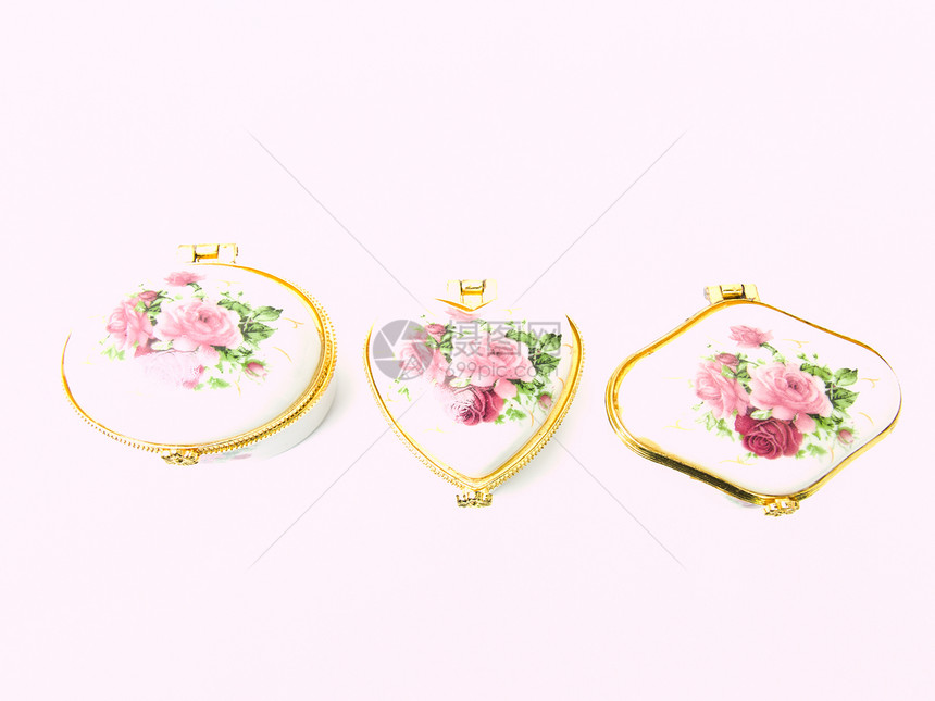 用于为女士保留lozenge或糊贴剂的陶瓷案件花朵奢华黄色金子魅力包装宝藏首饰白色宏观图片