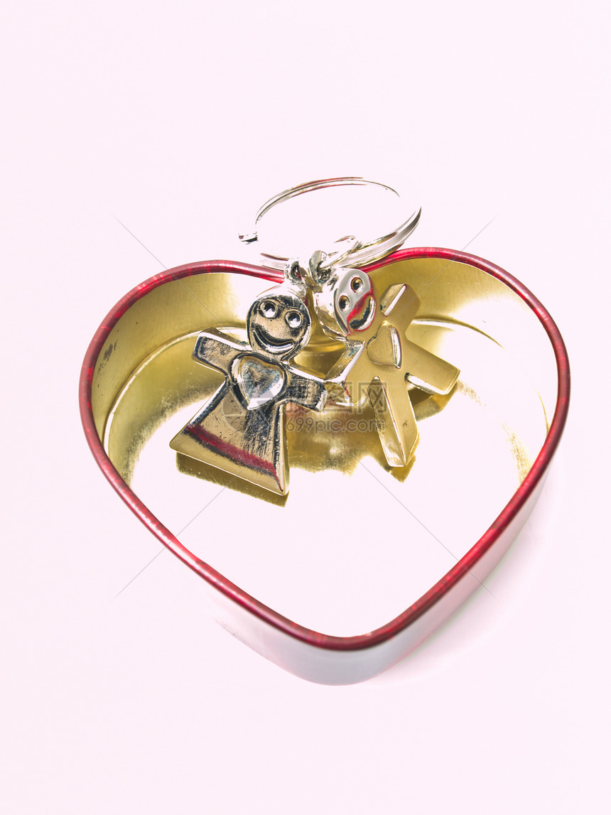 一颗金色的不锈宝石心 与一个迷你新郎和新娘插图热情女孩们装饰品女性纤维金属艺术不锈钢钥匙链图片