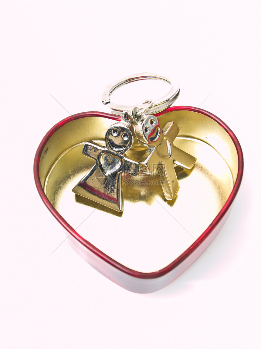 一颗金色的不锈宝石心 与一个迷你新郎和新娘装饰品金属钥匙链男人男性庆典女孩们纤维墙纸艺术图片