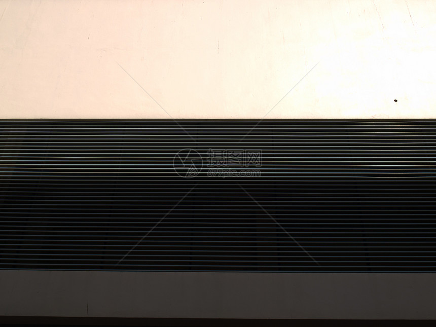 建筑外部墙壁和金属垂直鳍作为背景材料灰色店面白色盘子建筑师窗户办公室图片