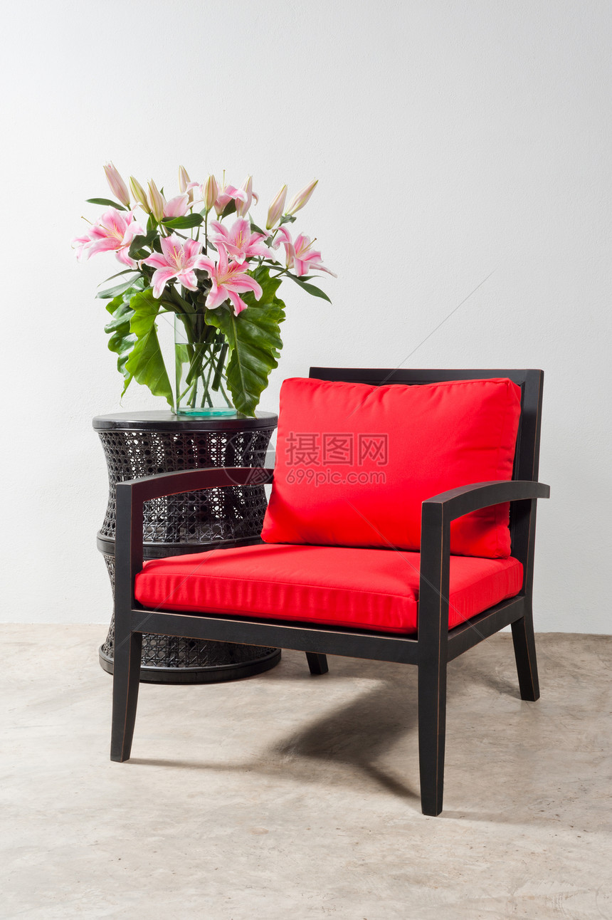黑红椅和侧桌房子枕头休息室建筑学艺术扶手椅房间奢华软垫花红图片