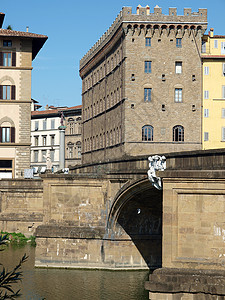 - 佛罗伦萨 圣特里尼塔桥旁的斯皮尼-费罗尼宫高清图片