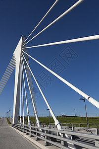 西班牙坎塔布里亚桑坦德技术园区桥梁建筑城市晴天支撑背景图片