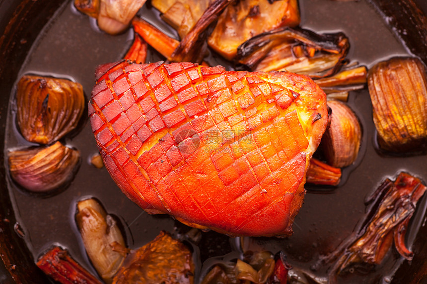 锅里烤猪肉烹饪棕色平底锅肉汁洋葱盘子午餐图片
