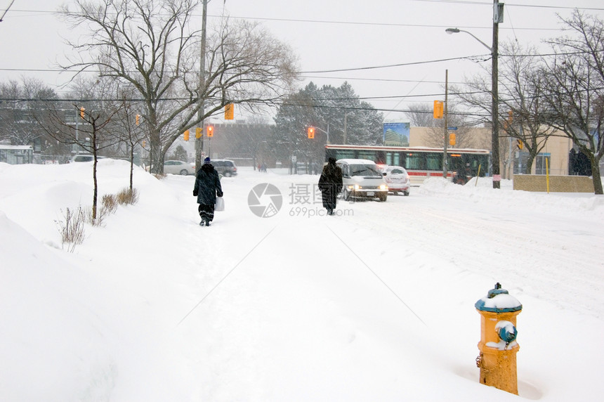 雪暴暴风雪季节城市雪堆天气降雪图片