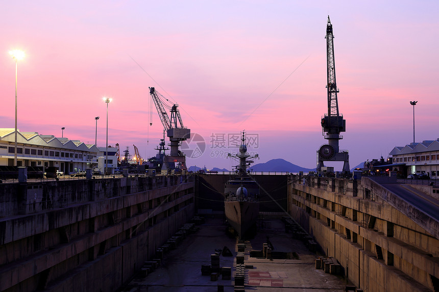 Crane靠近船坞一个覆盖的干燥码头工程天空船体抛光运输全景货物金属起重机造船图片