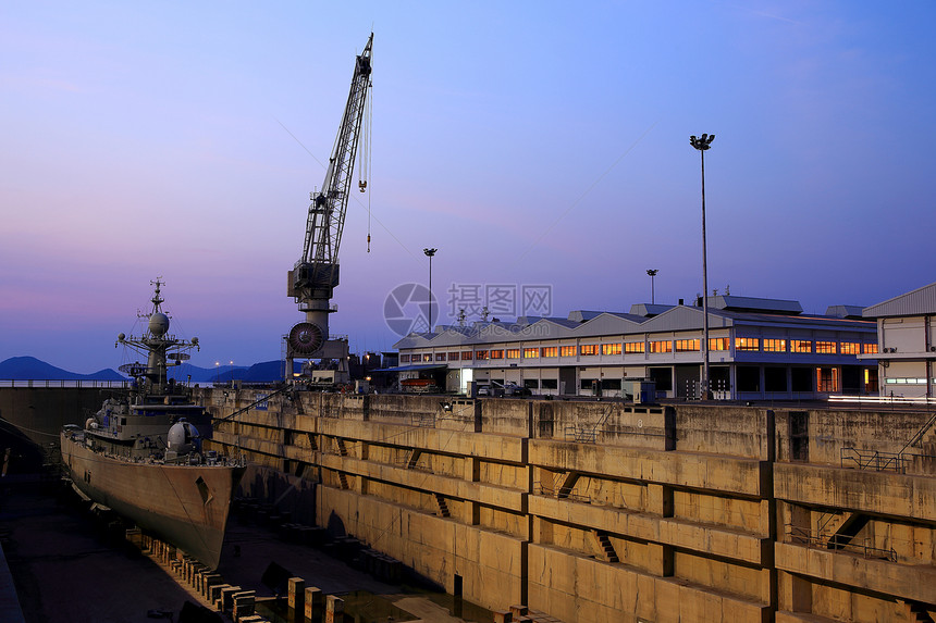 Crane靠近船坞一个覆盖的干燥码头运输造船消防抛光船体天空全景院子维修工程图片