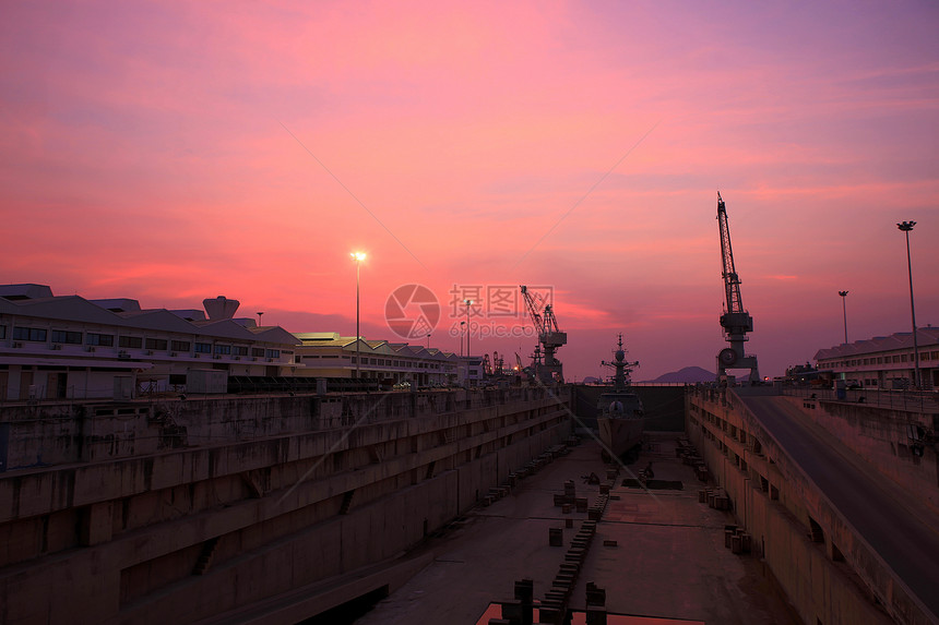 HRD 在造船厂一个覆盖的干燥码头附近图片