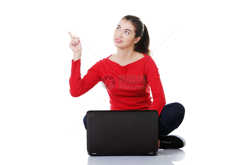 笔记本电脑上的工作和指向白色成功教育台面展示互联网冲浪女性女士广告图片