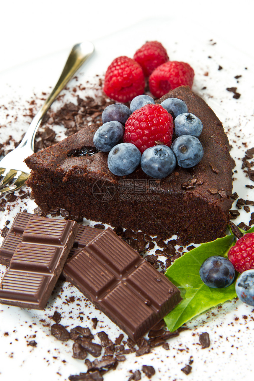 巧克力蛋糕 带鲜莓果薄荷烹饪磨砂覆盆子巧克力美食育肥玫瑰花宏观蛋糕图片