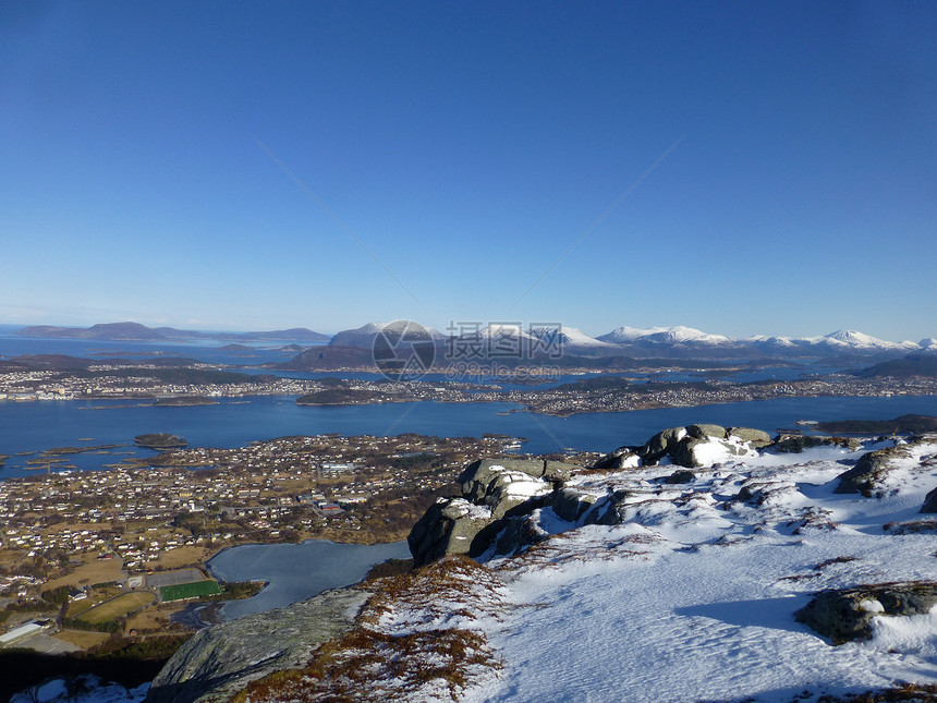 挪威峡湾和山丘天空胰岛岛屿石头海岸巨石岩石房屋蓝色天际图片