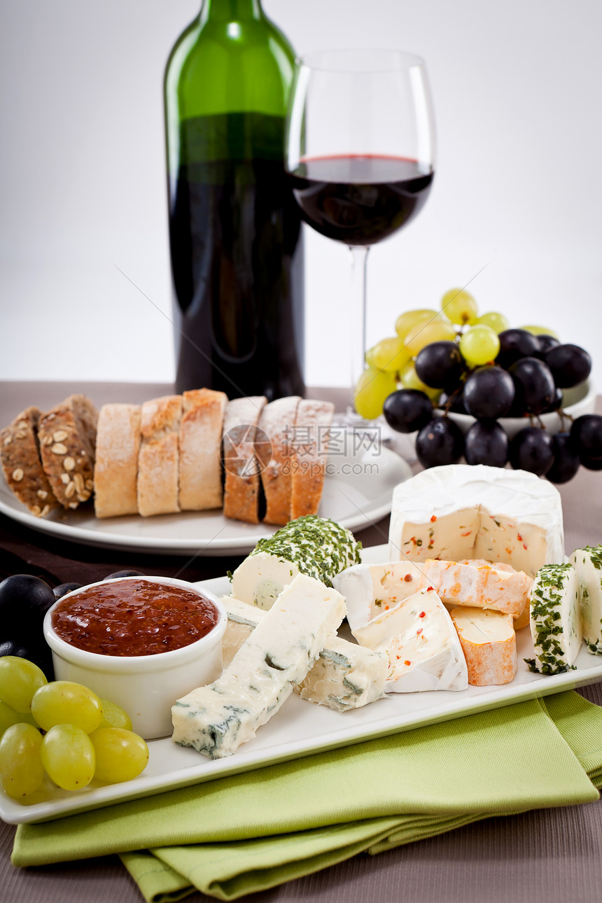 奶酪盘加葡萄和红酒晚宴熟食美食奶制品生活产品团体食物桌子木板牛奶图片