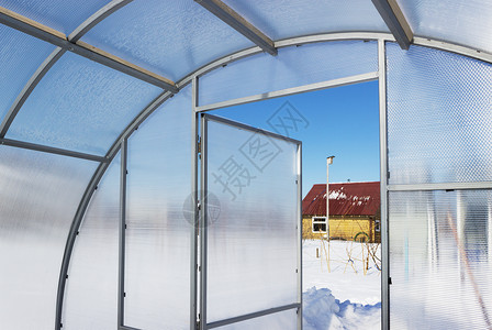 温室冬季内一栋乡村住房的景象背景图片