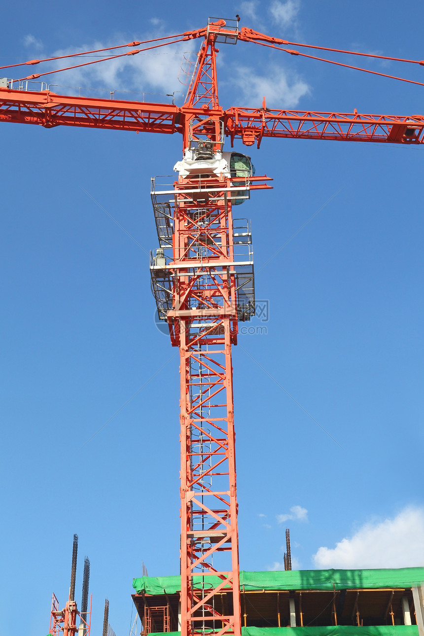 建筑工地的红色起重机高度脚手架白色机器分量金属安全配重工业制造业图片