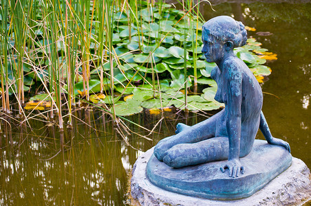 玛格丽特岛公园女孩雕像池塘背景图片