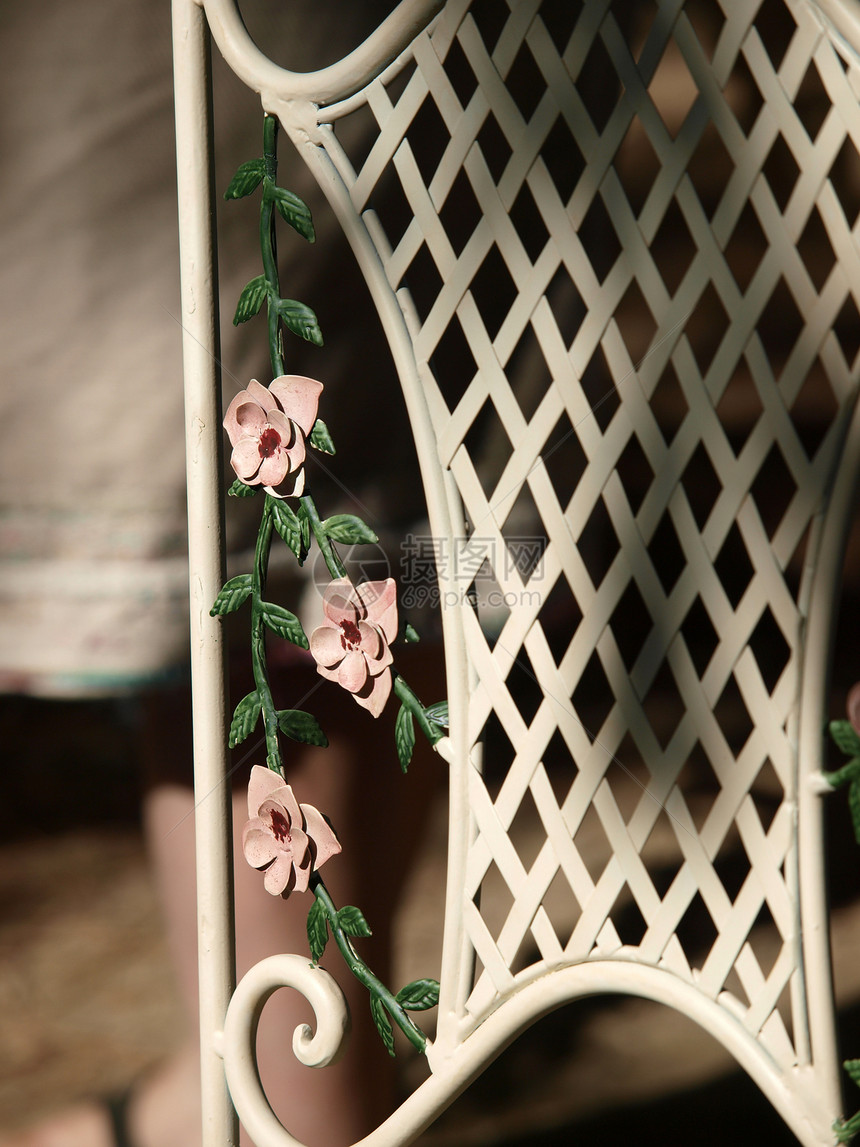带有花状木质的金属椅子白色玫瑰花朵花丝艺术厨房商品图片