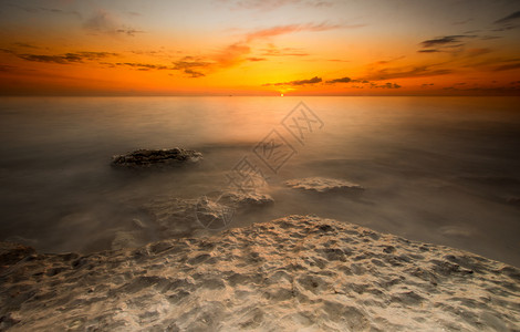 洪斯坦顿天空日落橙子岩石海景红色海岸结束英语海滩高清图片