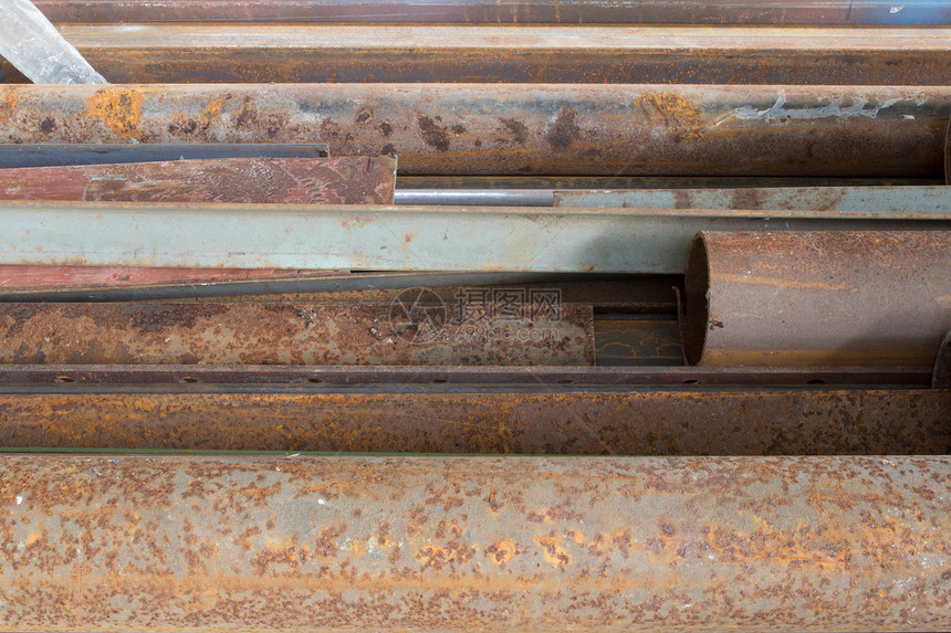 旧钢团体管道管子贮存腐蚀材料地面库存金属盘子图片