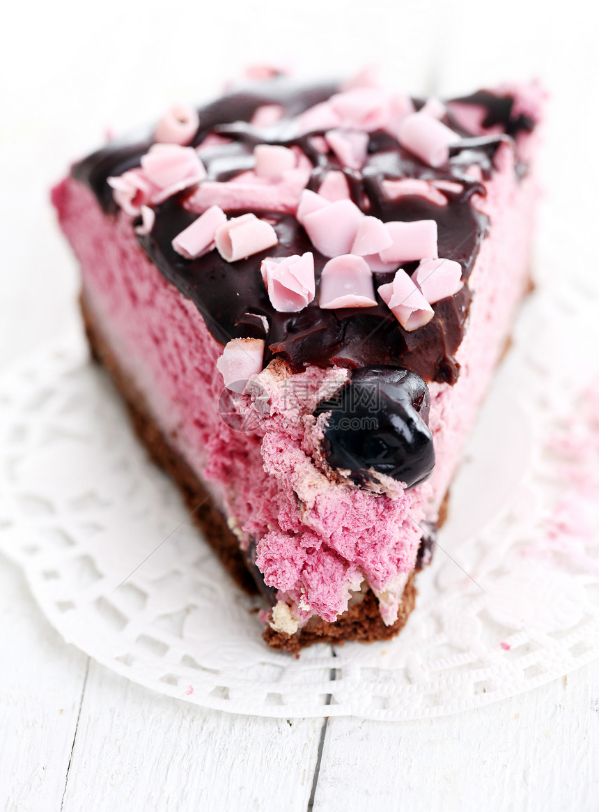 一块奶油蓝莓薄饼巧克力生日厨房小吃紫色浆果水果馅饼食物蛋糕图片