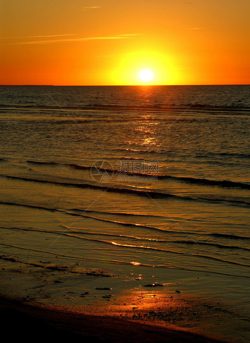 日落波罗的海jumula拉脱维亚反射金子波浪旅行蓝色红色日落海岸线支撑天空图片