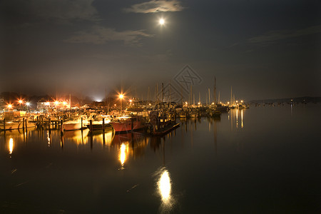 很多月亮帕德纳拉姆港达特茅斯马萨诸塞州与游艇游艇俱乐部码头和月球背景