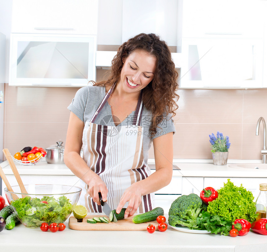 健康食品     蔬菜沙拉素食主义者烹饪家庭母亲饮食女孩闲暇重量微笑乐趣图片