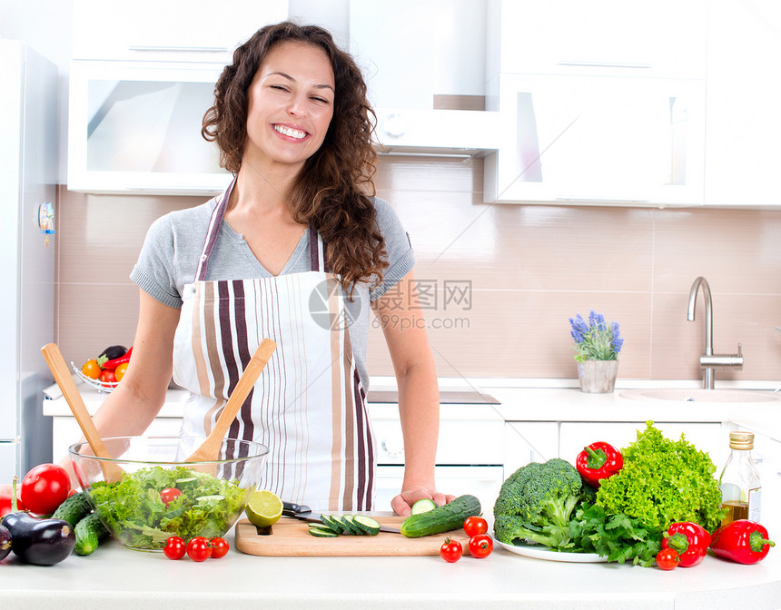年轻妇女烹饪 健康食品家庭乐趣母亲沙拉惊喜素食主义者损失微笑食物房子图片