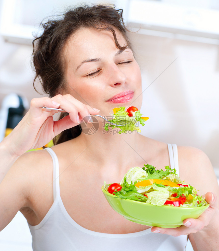 健康 健康 吃蔬菜的年轻妇女食用蔬菜沙拉甜点身体早餐厨房女孩盘子女性午餐损失女士图片