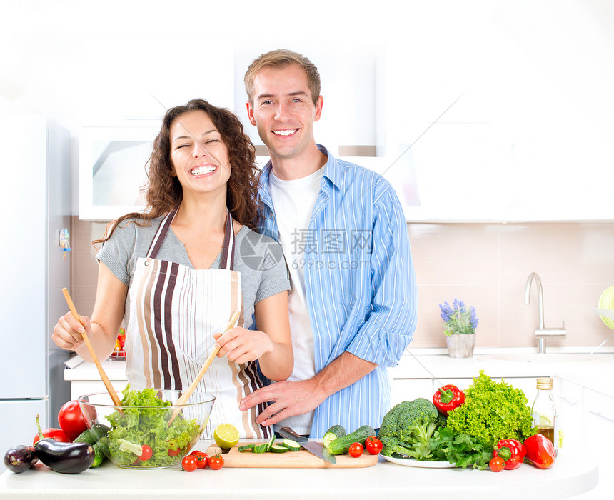 快乐的一对夫妇一起烹饪 饮食 健康的食物夫妻女孩妻子男性微笑乐趣丈夫男人草药闲暇图片