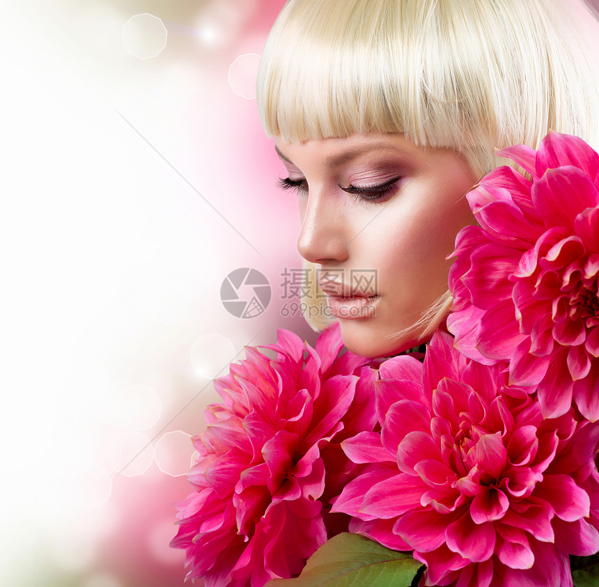 时装布洛伦特女孩与大粉红花魅力化妆品眼影奢华调子沙龙护理发型理发雏菊图片