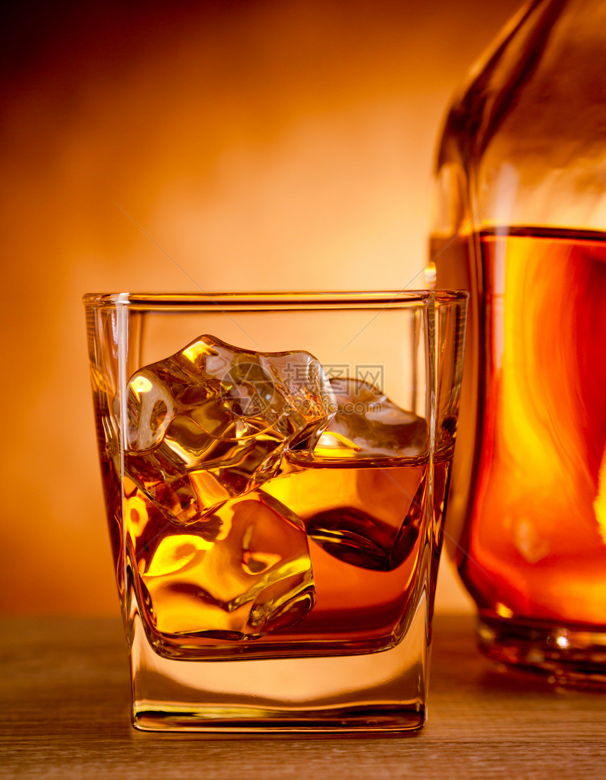 威士忌玻璃岩石瓶子饮料红色冰块黄色不倒翁图片