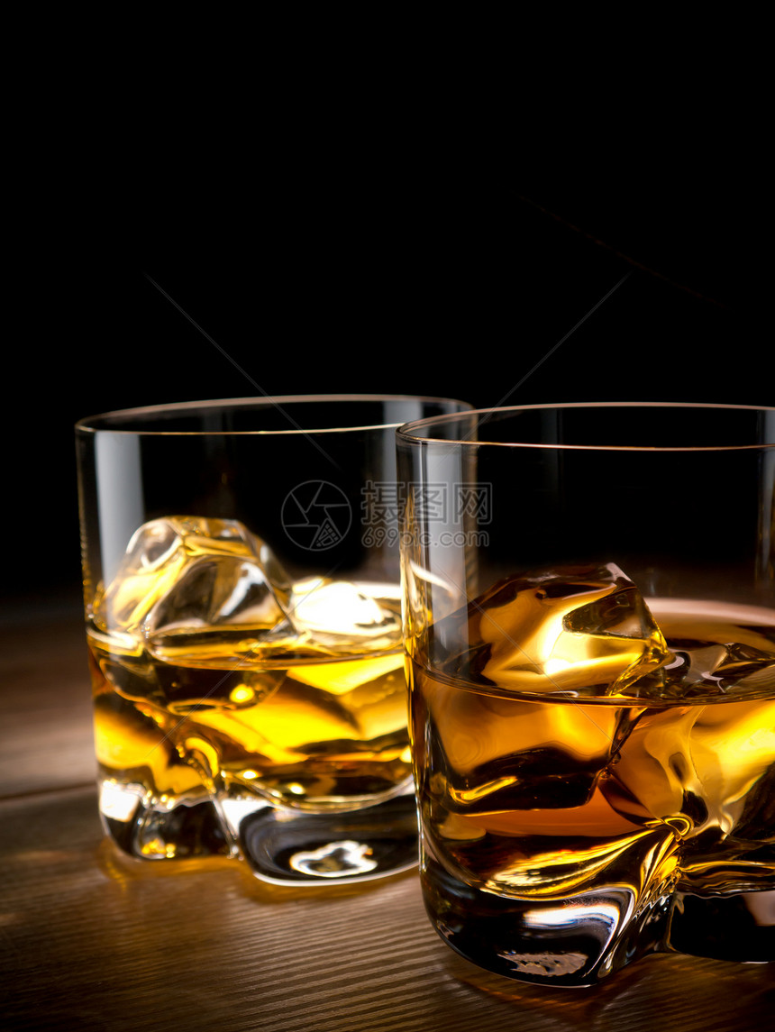 来两杯威士忌桌子水平黑色酒吧黄色棕色饮料不倒翁岩石液体图片