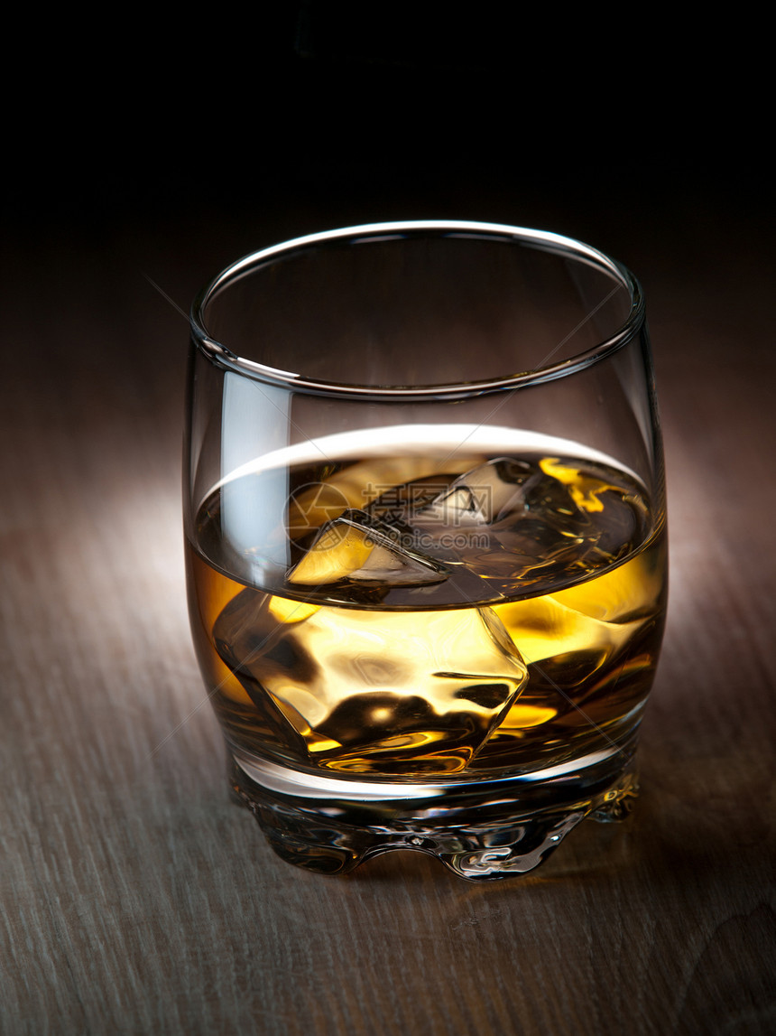 威士忌木头不倒翁岩石棕色饮料液体酒精黑色酒吧玻璃图片