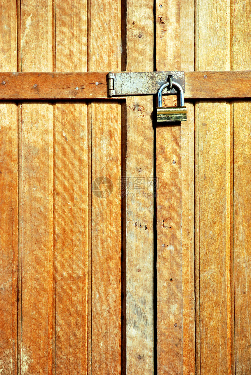 用金锁锁锁着的木门闩锁古董房子网关木材安全正方形建筑学金属木板图片