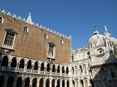 巴托洛梅奥威尼斯Doge宫宫殿柱子游客阳台大教堂艺术穹顶雕像石头拱廊背景