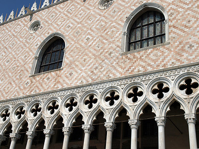 总督府  威尼斯假期拱廊柱子窗饰艺术脚手架大理石住宅背景图片