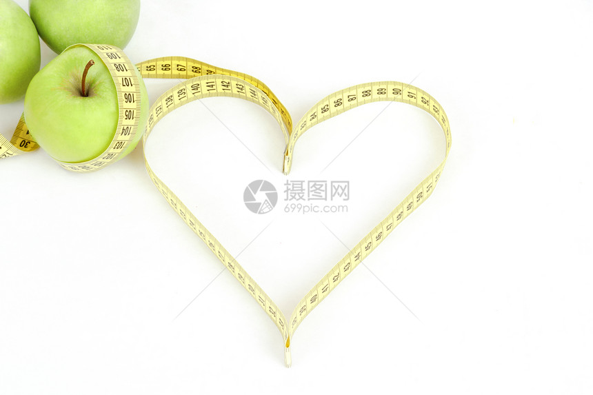 绿色苹果 有测量磁带和心脏符号 孤立厘米午餐尺寸数字食物损失饮食活力重量营养图片