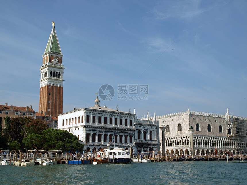 Piazzetta 圣马可和威尼斯Doge宫海景城市游客建筑学旅行狮子全景广场景观柱子旅游图片