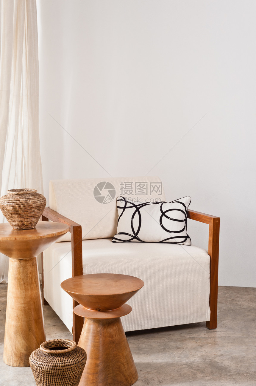 在客厅里坐着明亮的白色椅子织物地面建筑学家具桌子奢华公寓木头枕头休息室图片