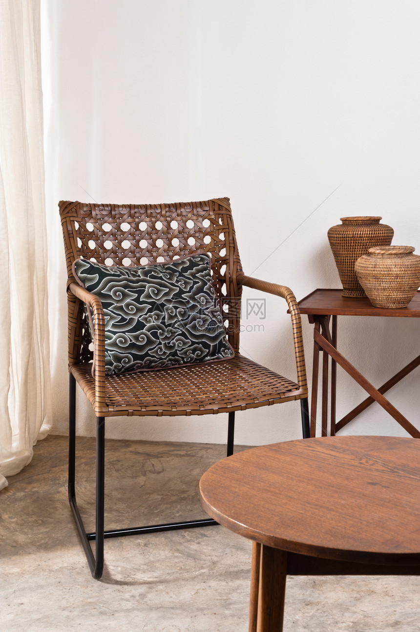 室内布置的棕色拉达丹椅子建筑学装饰设计师扶手椅房子褐色家具房间白色休息室图片