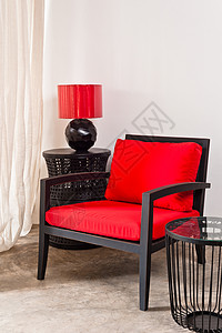 黑红椅和侧桌家具椅子窗帘软垫客厅扶手椅枕头房子黑色灰色背景图片